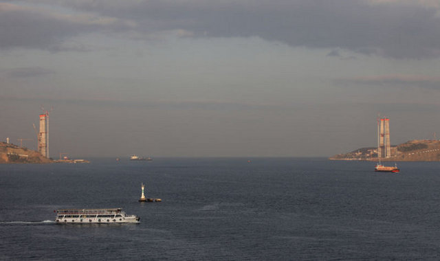 Yaklaşık 3 bin 500 personel ve bin 50 iş makinesiyle 24 saat yürütülen çalışmalarda, - her 2 kule günde ortalama 2-2.5 metre yükseliyor.