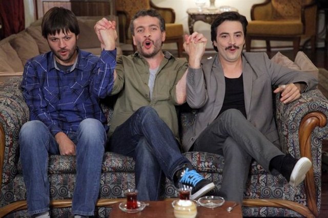 Başrollerinde Ahmet Kural, Murat Cemcir ve Sadi Celil Cengiz'in yer aldığı "İşler Güçler" Dragos'ta çekiliyor.