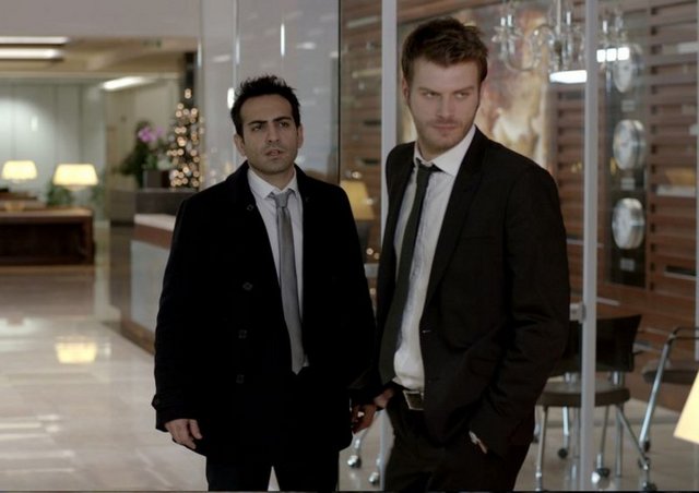 Birbirine zıt iki kardeşinin hikayesinin anlatıldığı dizide Kıvanç Tatlıtuğ, Buğra Gülsoy ve Öykü Karayel rol alıyor.Kuzey Güney'in çekimleri Üsküdar'da yapılıyor.