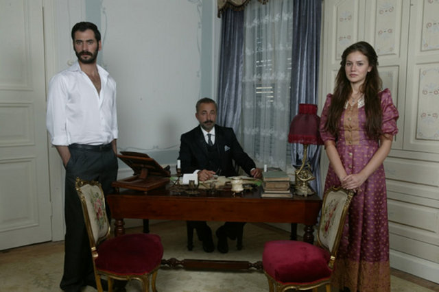 Dönem dizisi olan yapım özel olarak hazırlanan platoda çekiliyor.