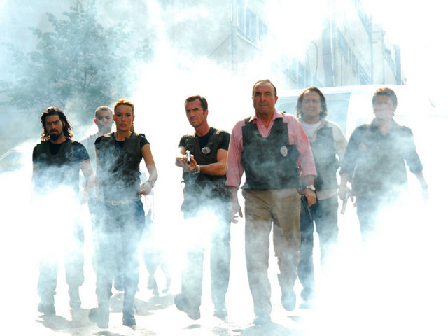 İç mekan çekimleri İstanbul Emniyet Müdürlüğü'nde yapılan dizinin dış mekan çekimleri için başta Taksim olmak üzere İstanbul'un bir çok semtine set kuruluyor.