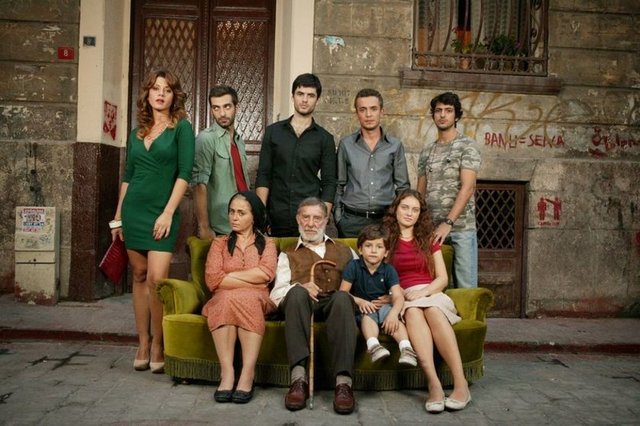 Dizinin çekim yeri olarak Beyoğlu'nun arka sokakları kullanılıyor.