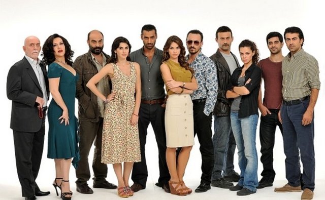 Tamer Tıraşoğlu, Onur Saylak, Begüm Birgören, Sumru Yavrucuk, Nesrin Cevadzade, Özge Özpirinçci, Murat Daltaban, Macit Koper ve Erkan Bektaş'ın rol aldığı dizi Balat'ta çekiliyor.