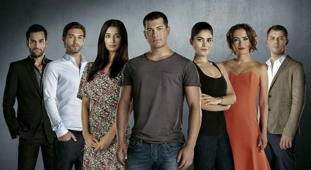 Adını Feriha Koydum adı ile iki sezon yayınlanan dizi daha sonra Emir'in Yolu olarak izleyici karşısına çıktı. Geçtiğimiz aylarda ekranlara veda eden dizinin çekimleri Etiler'de yapılıyordu, okul sahneleri için ise Bilgi Üniversitesi ile Beykent Üniversitesi kullanılıyordu.