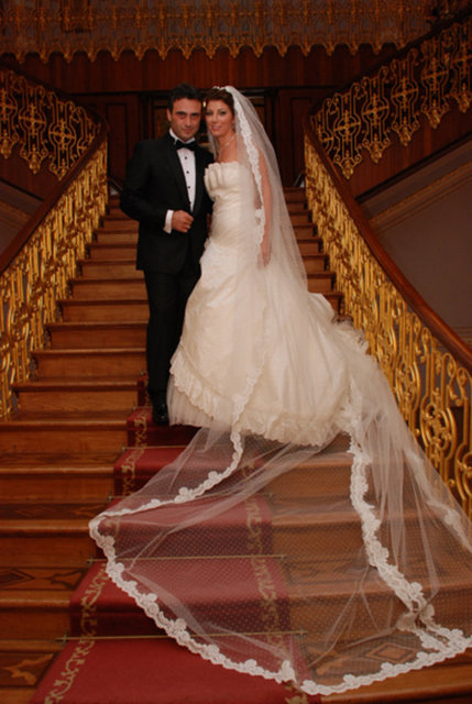 ATV'deki 'Huzur Sokağı'nın 'Bilal'i; şarkıcı Kutsi 8 yıl büyük aşk yaşadığı Sinem Bayraktutar ile 2008'de evlenmişti.