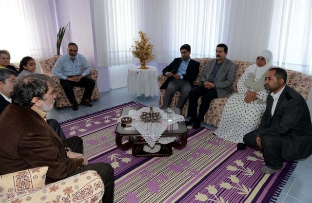 Heyet, 1995 yılında Bingöl'de şehit olan er Abdulvahap Çokur'un Diyarbakır'da yaşayan ailesini ziyaret etti.