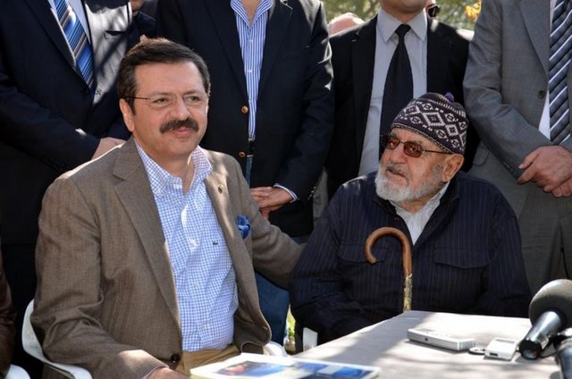 Heyet Başkanı Rifat Hisarcıklıoğlu, "Özellikle ülkemizdeki bu huzur sürecinde vatandaşımız ne düşünüyor, halkımız ne düşünüyor? diye bize görev verdiler. Siz de bu süreçle ilgili ne düşünüyorsunuz? İletmek istediğiniz bir şey varsa bunu alıp devletimize iletmek üzere sizlerle beraberiz." dedi.