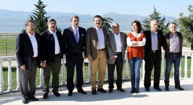 Akil İnsanlar Akdeniz Bölgesi Heyeti (Rifat Hisarcıklıoğlu, Lale Mansur, Tarık Çelenk, Kadir İnanır, Şükrü Karatepe, Muhsin Kızılkaya, Öztürk Türkdoğan ve Hüseyin Yayman) Burdur'un Karapınar köyünde vatandaşlarla bir araya geldi.