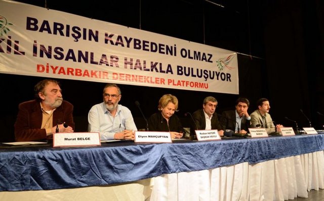 Akil İnsanlar Güneydoğu Anadolu Bölgesi Heyeti, Diyarbakır Dernekler Platformu'nca düzenlenen Akil İnsanlar Halkla Buluşuyor Toplantısı'nda din adamları, kanaat önderleri ve vatandaşlarla bir araya geldi.