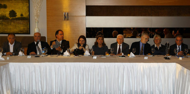 Başkanlığını Tarhan Erdem'in yaptığı Akil İnsanlar Ege Bölgesi Heyeti'ndeki Avni Özgürel, Arzuhan Doğan Yalçındağ, Fuat Keyman, Baskın Oran, Fehmi Koru, Fadime Özkan, Hasan Karakaya, İzmir'de, konaklayacakları otelde bir araya geldi.