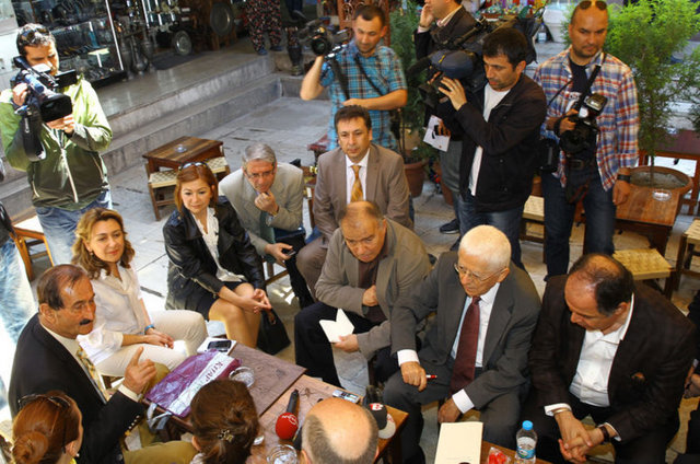 Akil İnsanlar Ege Bölge Heyeti daha sonra İzmir'de tarihi Kemeraltı Çarşısı'nda halkla bir araya geldi.