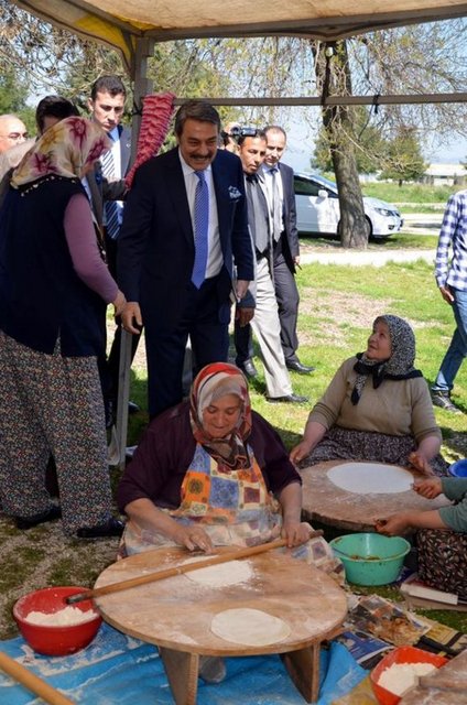 Heyet, daha sonra köy kahvaltısı yaptı ve gözleme pişiren kadınlarla bir süre sohbet etti.