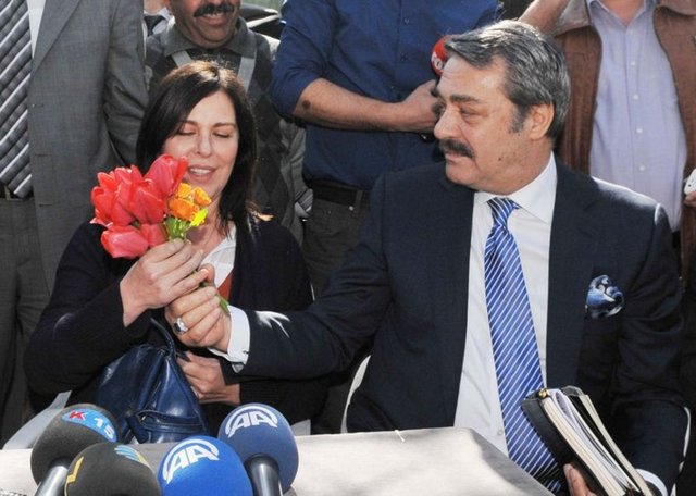 Vatandaşlar, köy girişinde heyettekileri çiçek vererek karşıladı. Heyettekiler, daha sonra kahvehanede vatandaşlarla bir araya gelerek, sohbet etti.