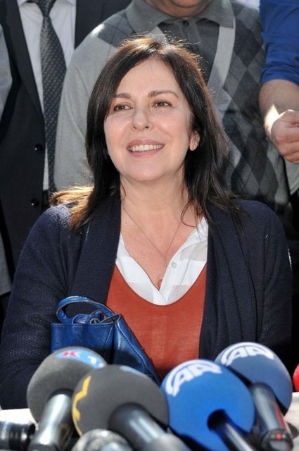 "Ömrümde ilk defa hayal etmeye başladım" diyen Lale Mansur, "Ben son derece mutluyum. 20 yıldır sivil toplum kuruluşlarında barış için çaba gösteriyorum. DGM'lerde 11 yılla yargılandım, sırf bu yüzden... O yüzden çok mutluyum ve çok ümitliyim bu sefer" diye konuştu.