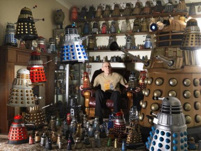 BBC'nin ünlü dizisi Doctor Who'nun baş kötüsü Dalek'in modellerinden oluşan en büyük koleksiyon İngiliz Rob Hull'a ait. 571 parçalık koleksiyonun sahibi Hull'ın Doctor Who dizisinin hayranı olduğunu söylemek ise maalesef mümkün değil.