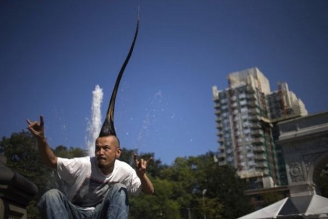 En uzun mohavk saçı ile Kazuhiro Watanabe. Yaklaşık 1 metre uzunluğundaki saçlarıyla...