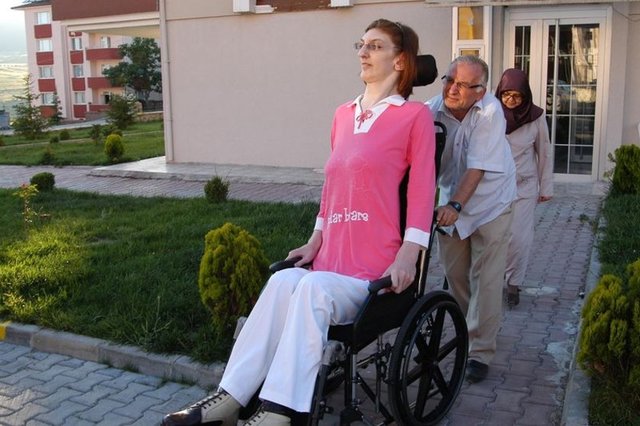 Emekli laboratuvar teknisyeni Safiye ve biyokimya uzmanı Haydar Gelgi çiftinin 3 çocuğundan Rumeysa Gelgi'nin, doğuştan 'Weaver Sendromu' olması nedeniyle boyu hızla uzadı.