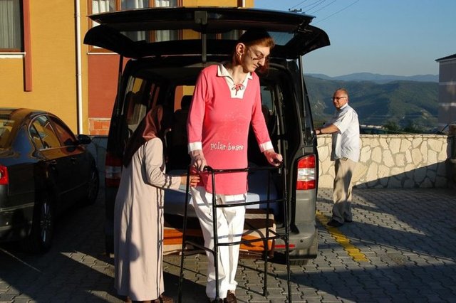 2012'de 15 yaşındayken boyu 2 metreyi geçen Gelgi'nin ailesi Guinness Rekorlar Kitabı'na başvurdu.