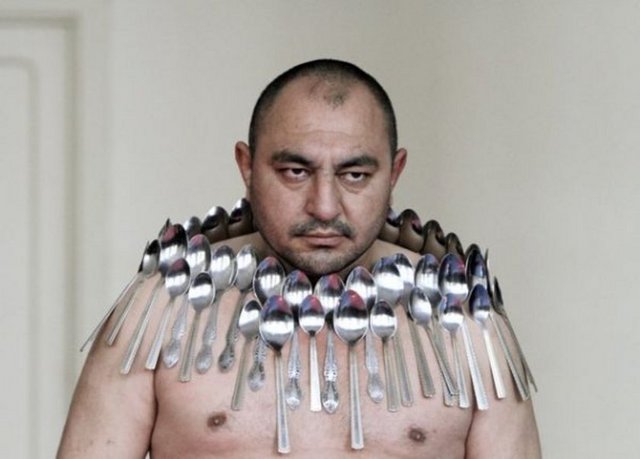 Etibar Elchiyev 50 metal kaşığı manyetize olarak vücudunda tutabiliyor...