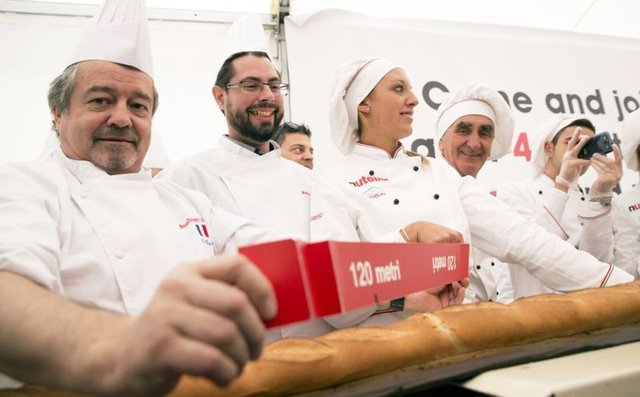 İtalya'nın Milano kentinde düzenlenen Expo 2015 Fuarı'nda 122,4 metre uzunluğunda baget ekmek pişiren İtalyan ve Fransız fırıncılar Guinness Rekoru kırdı.