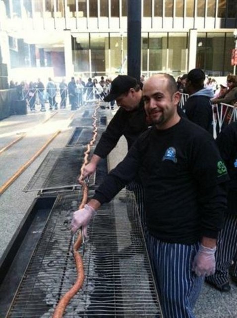 Chicago'da bulunan Alman restoranı Berghoff, dünyanın en uzun sosisini yapmak için yola çıktı ve sonuçta 14.4 metre uzunluğunda, 18 kilogram ağırlığında bu "eser" çıktı.