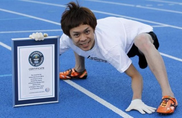 Kenichi Ito 4 ´ayak´ üstünde en hızlı adam. 100 metreyi 17.47´de koşuyor