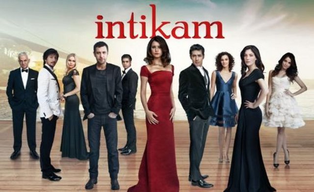7 ulusal kanalda 20 Ekim 2012–31 Mart 2013 tarihleri arasında yayınlanan tüm diziler izlenerek emniyet kemeri kullanma ve seyir halinde cep telefonu ile konuşma oranları belirlendi.