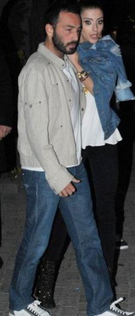 Özge Ulusoy'la yeni sevgilisi Hakan Baş, önceki akşam Etiler Şamdan'da eğlendi. Çıkışta alkollü oldukları görülen iki sevgili birbirlerine destek olarak kendilerini bekleyen otomobillerine yürüdü. Ulusoy, fotoğraflarının çekildiğini fark edince panikle otomobile attı. Güzel model daha koltuğa yerleşmeden bu kez Baş, otomobile atlayınca sevgilisinin üstüne oturdu!