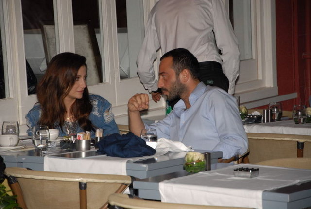 Ünlü manken Özge Ulusoy, kısa bir süredir birlikte olduğu iş adamı sevgilisi Hakan Baş ile aradığı mutluluğu sonunda buldu. İkili, önceki akşam Nişantaşı Elio adlı mekanda baş başa oturup yemek yerken, sevgililerin birbirlerinin gözlerine aşk dolu bakışlar atmaları dikkatlerden kaçmadı.