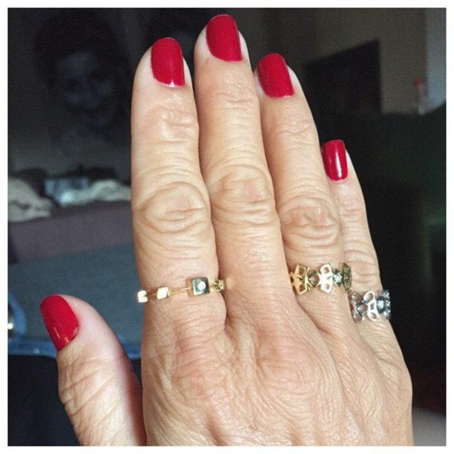 O an 'dur bir fotoğraf çekeyim' dedim. Elimde cep telefonuyla ve gün ışığında çektim. Benim öyle filtrelerle de işim yoktur. Ben beceremiyorum, çok uğraşmıyorum bir de sıkılıyorum onlardan.