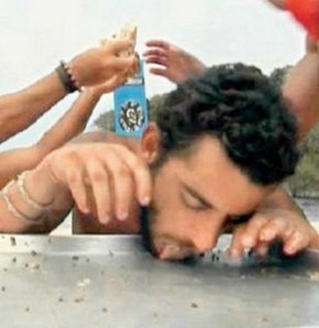 Dağhan Külegeç, doymayınca tepsinin dibini yalamaya başladı...