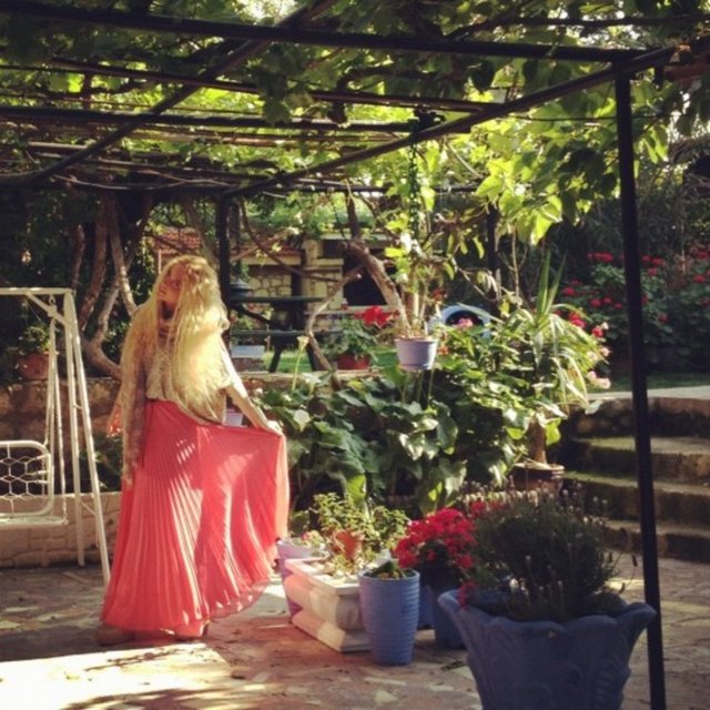 Ardından Acun Medya'da sunucu olarak işe başladı.