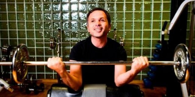 Acunn.com'da röportajlar yapıyor ve köşe yazısı yazıyor.