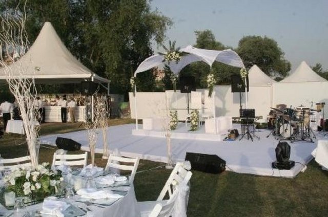 Küçük Çamlıca Köşkü düğün organizasyonu için en az 200 kişilik davetli kapasitesini mecbur kılıyor. Kişi başı 55-85 TL arasında değişen fiyata düğün yemeği, soft içecek ve pasta dahil. Mekanda alkol servisi bulunmuyor.