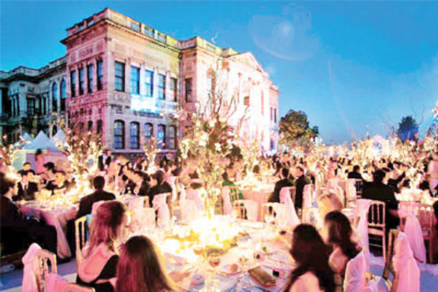 Beylerbeyi Sarayı düğün organizasyonları için sadece mekanı kiralıyor. 300-350 kişi arasında davetli kapasitesine sahip sarayda mekan kirası 10.000 TL.