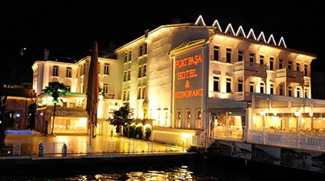 Fuat Paşa Yalısı yeni evlenecek çiftlere Gümüş, Altın, Platin ve Akdeniz kategorileriyle adlandırdığı 4 ayrı paket seçeneği sunuyor. Kişi başı fiyatların 138 TL'den başladığı paketlere düğün yemeği menüsü, balayı odası, nikah, kokteyl yemeği ve ziyafet salonu süslemesi ile barkovizyondan volkan patlamasına kadar uzanan çeşitli şovlar dahil.