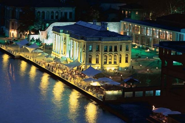 Feriye Lokantası'nda evlenmek isteyen çiftlerin en az 250 kişilik davetli katılımı sözü vermesi gerekiyor. Kişi başı 77 Euro ile 105 Euro arasında değişen fiyatlara mekan kirası, düğün yemeği ve pasta dahil edilirken; fotoğraf çekimi, süsleme ve müzik dahil edilmiyor.