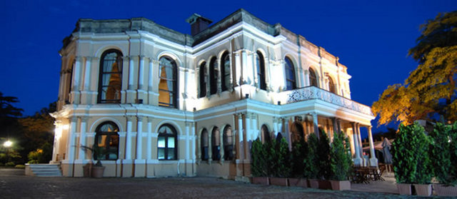 Malta Köşkü'nde düğün organizasyonunun kişi başı fiyatı 55-85 TL arasında değişiyor. Fiyata 2 adet soft içecek eşliğinde düğün yemeği ve düğün pastası dahil.