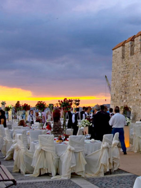 Kız Kulesi: -  - İstanbul'un ikonik simgelerinden Kız Kulesi'nde düğün yapmak için kulenin tamamını 1 günlüğüne kiralamak gerekiyor. Pazar günü 180 kişilik düğün organizasyonun fiyatı 32.400 TL. Cuma ya da cumartesi günleri yapılacak organizasyonların fiyatı ise 43.200 TL olarak belirlenmiş. Bu fiyata; düğün yemeği menüsü, limitsiz yerli içki, tekneyle ulaşım, orkestra, mini fotoğraf çekimi ve düğün pastası dahil.