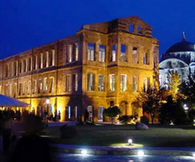 Esma Sultan Yalısı'nda düğün organizasyonu için en az 300 kişilik davetli kapasitesi sözü vermek gerekiyor. Kişi başı fiyatın 165 Euro'dan başladığı Esma Sultan Yalısı'nda düğün organizasyonuna dahil olan hizmetler ise; 1 saat sürecek kokteyl (menü dahil), pasta ve cupcake ikramı, balayı süiti, limitsiz yerli içki, gelinin hazırlığı için Pembe Köşk'te özel oda ve nedime tahsisi.