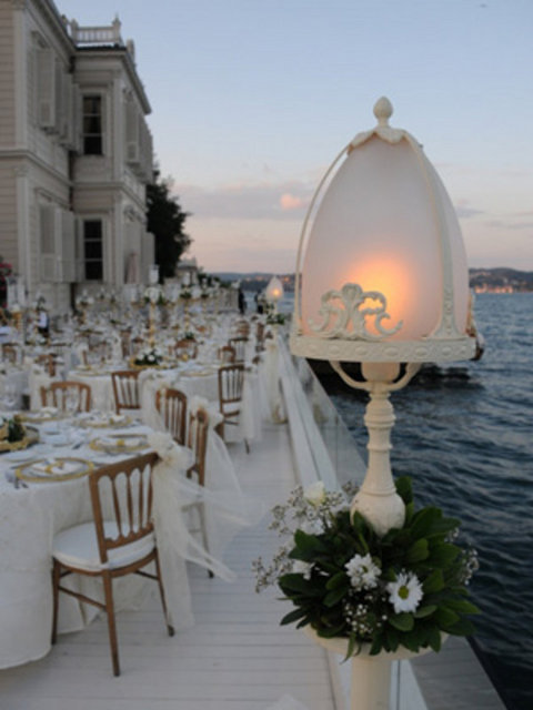 Sait Halim Paşa Yalısı'nda evlenmek için kişi başı 115 Euro'dan oluşan bir bütçeyi gözden çıkarmak gerekiyor. Bu fiyata düğün menüsü, limitsiz yerli içki, balayı süitinde konaklama, düğün pastası ve masa düzenlemeleri dahil.