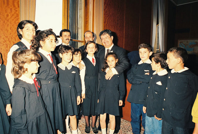 Cumhurbaşkanı Özal, ilkokul çocukları ile bir arada…