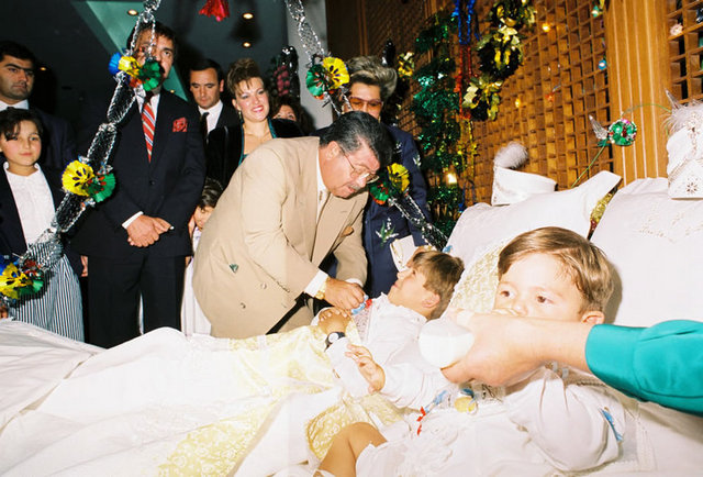 Cumhurbaşkanı Özal, eski Milletvekili Yavuz Köymen'in çocuklarının sünnet töreninde… (10 Eylül 1990)