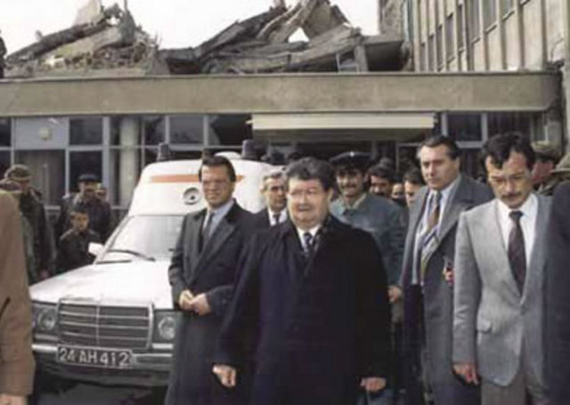Cumhurbaşkanı Turgut Özal Erzincan deprem bölgesinde (14 Mart 1992)
