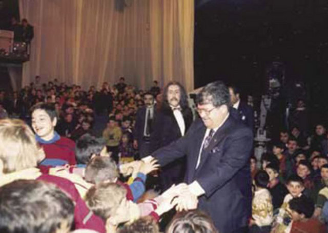 Cumhurbaşkanı Turgut Özal Barış Manço'nun TV çekiminde (29 Aralık 1992)