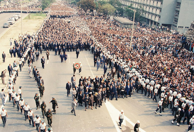 Cumhurbaşkanlığı arşivinden seçilerek, sitenin "Köşk Arşivinden" bölümüne eklenen fotoğrafların ilkinde merhum Özal, eski Başbakanlardan Adnan Menderes ile bakanlar Fatin Rüştü Zorlu ve Hasan Polatkan'ın naaşlarının, İstanbul'daki Anıt Mezar'a nakli dolasıyla 17 Eylül 1990'da düzenlenen törende görülüyor.
