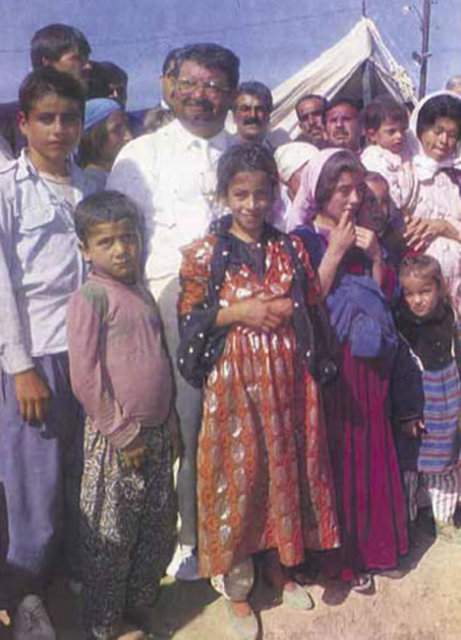 Cumhurbaşkanı Turgut Özal bir yurt gezisinde vatandaşlarla