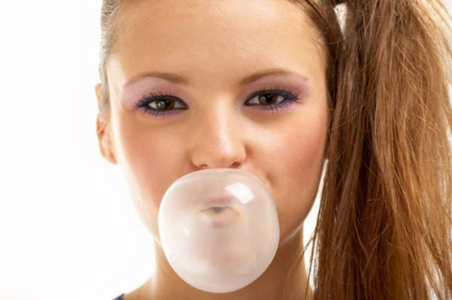 Sakız çiğnemek düşük kalorili olduğu gibi, yüksek kalorili atıştırmaların yerine de geçebilir...