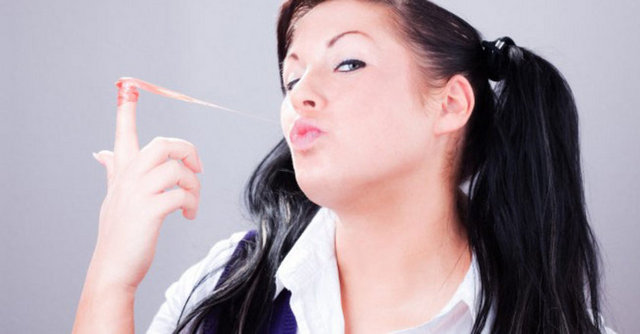 Yüksek kalorili abur cubur besinlerden yemek istediğinizde sakız çiğneyerek bu güdüyü bastırabilirsiniz...