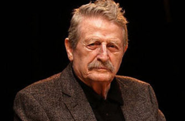 Çocukluk kahramanlarımızdan Alf'i, geçtiğimiz yıllarda yitirdiğimiz büyük usta Müşfik Kenter seslendirmişti.